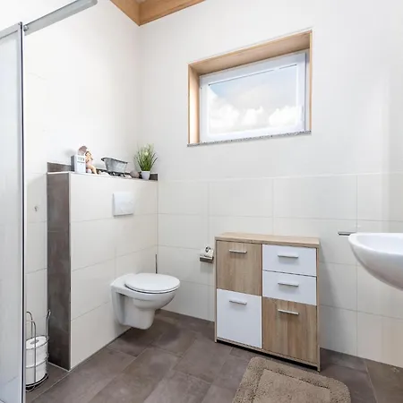 Kronenburger Couples Bungalow, Cleaning Included 別荘 Hallschlag